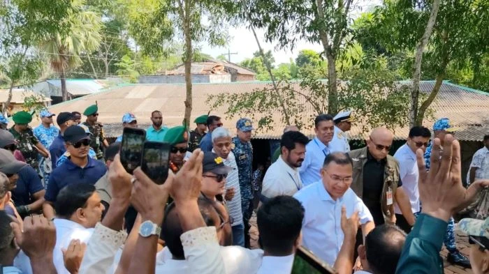 হেলিকপ্টারে সুন্দরবন পরিদর্শন শেষে দাকোপ থেকে নৌপথে মোংলা বন্দরে প্রধানমন্ত্রী তারেক রহমান